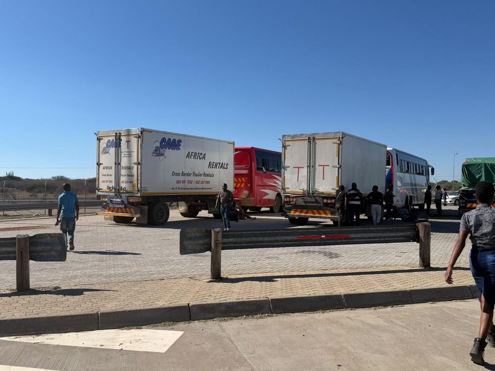 Overloaded Zimbabwe buses stopped on N1: 65 passengers without passports - IOL