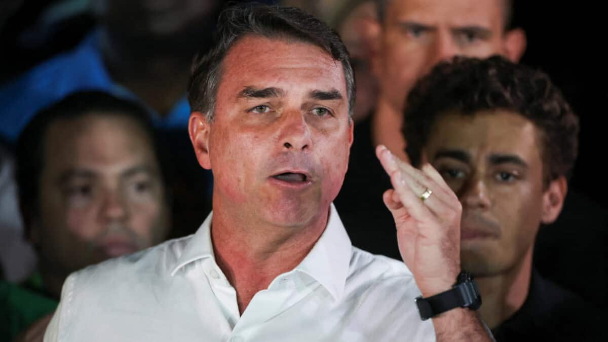 Flávio Bolsonaro lands in US amid passport row in Brazil - Firstpost