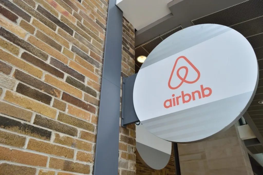 Hosts Say Airbnb Won’t Remove Unfair Reviews. Guests Say It Removes Too Many.