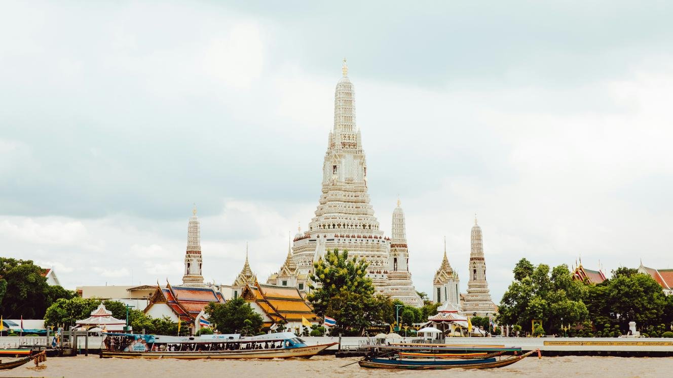 Thailand delays departure tax