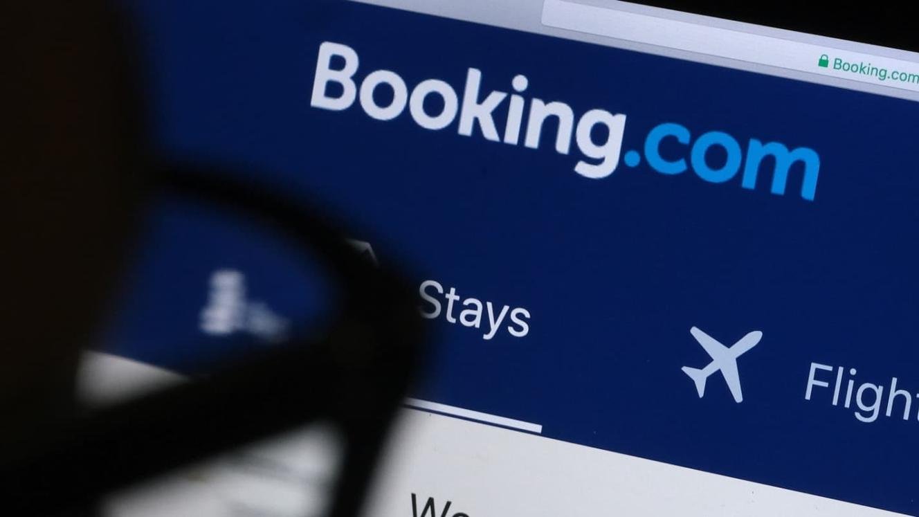 EU probes Booking.com over scams