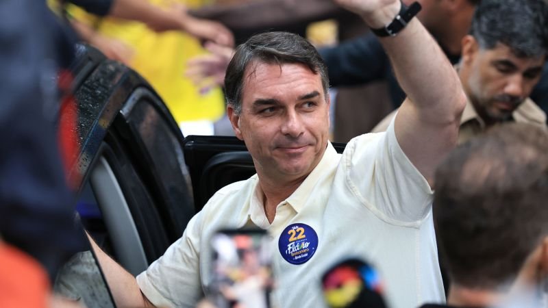 Flávio Bolsonaro’s whereabouts unknown after reportedly failing to hand passports to Brazilian police - CNN