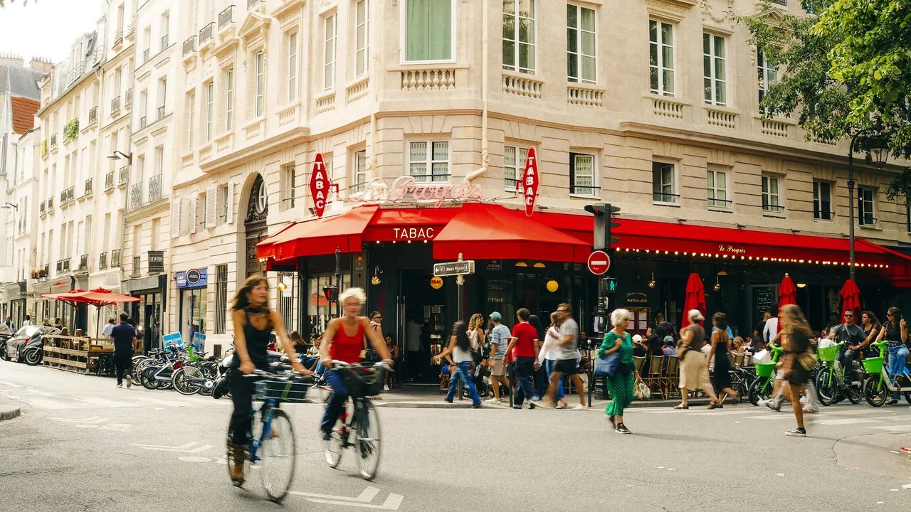 Should You Be Tipping in Paris? It Depends!