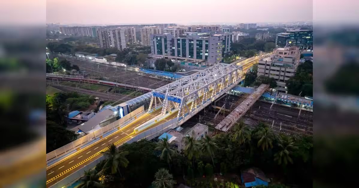 Maharashtra CM inaugurates three Mumbai flyovers, targets 50-60 minute cross-city travel