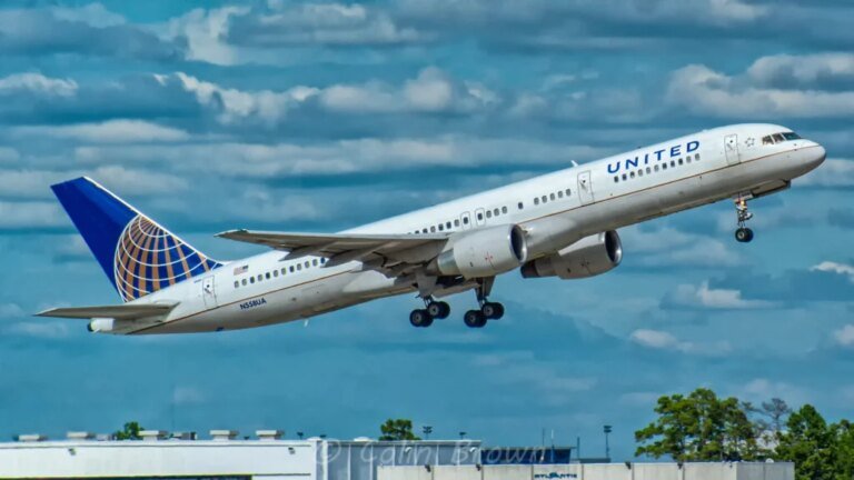 United Crew Locks Down Cockpit After Passenger Texts About Hijacking