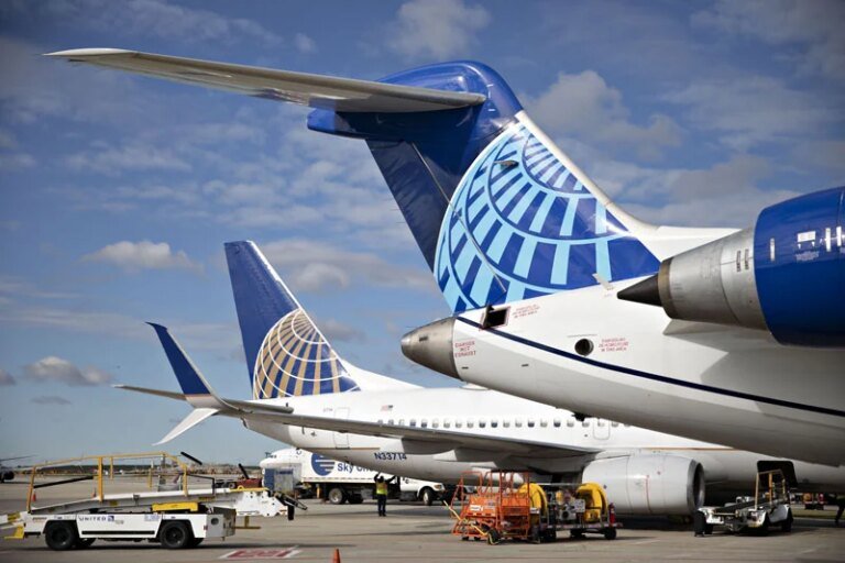 United 737 Declares Double Emergency After Landing Gear Failure